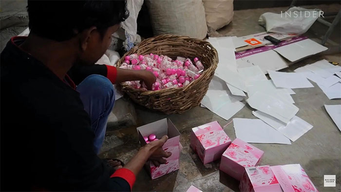 Toàn cảnh quy trình sản xuất nước hoa mùi đất giá đắt cắt cổ tại Ấn Độ