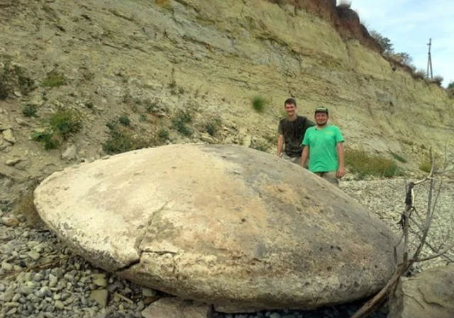 Tới xem tảng đá hình đĩa bay trên núi, chuyên gia kinh ngạc: Của hiếm đang được săn lùng