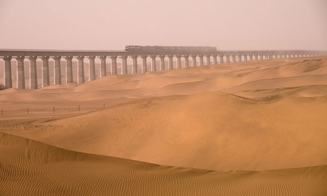 Tốn 2 tấn giấy lập bản thiết kế, chuyên gia xây đường sắt trên sa mạc tử thần ra sao?
