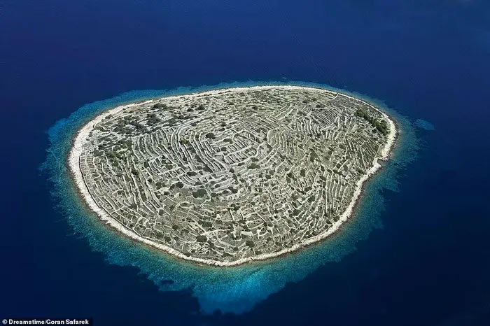 Top 12 hòn đảo bỏ hoang đẹp và đáng sợ trên thế giới