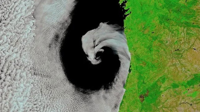 Trái đất nhìn từ vũ trụ: Đám mây hình xoắn ốc quay chậm bí ẩn ôm bờ biển Iberia