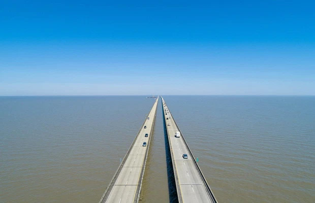 Trải nghiệm trên cây cầu cao tốc dài nhất thế giới: Tài xế sợ cứng người, sản phụ đẻ rơi trên cầu