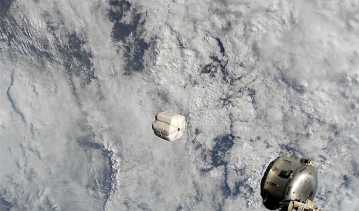 Trạm Vũ trụ Quốc tế xả 78kg rác ra ngoài không gian