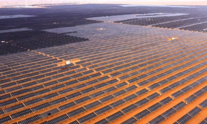 Trang trại điện mặt trời lớn nhất thế giới ở Tân Cương, Trung Quốc