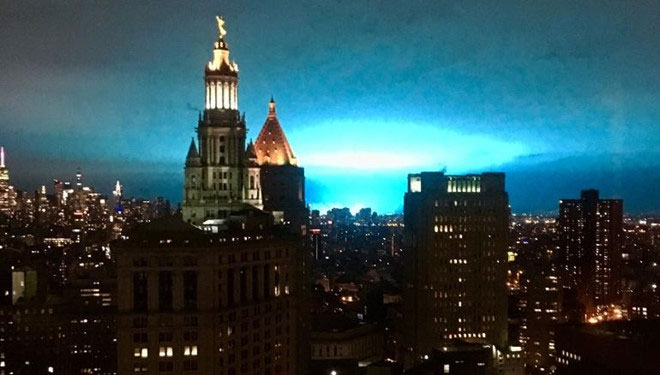 Trời New York rực sáng màu xanh, dân sợ người ngoài hành tinh đổ bộ
