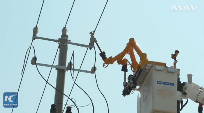 Tròn mắt xem cảnh robot sửa đường dây điện ở Thượng Hải