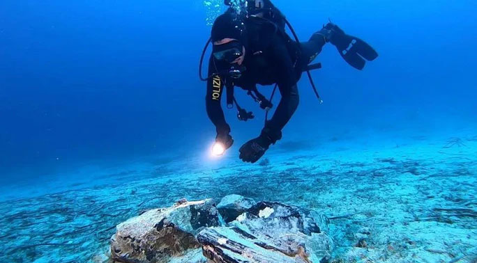 Trục vớt khối hắc diện thạch 8kg chìm dưới biển hơn 5.000 năm
