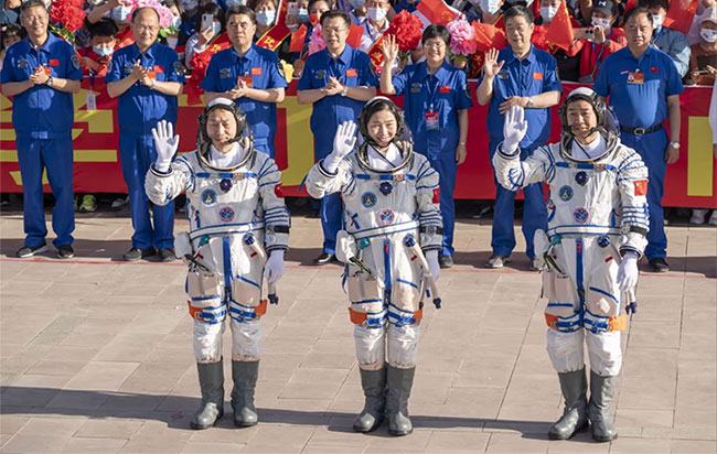 Trung Quốc đưa 3 phi hành gia lên trạm vũ trụ mới