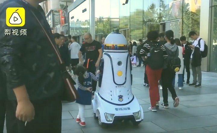 Trung Quốc lần đầu đưa robot cảnh sát đi tuần tra, ai cũng sợ nhưng đều tin tưởng