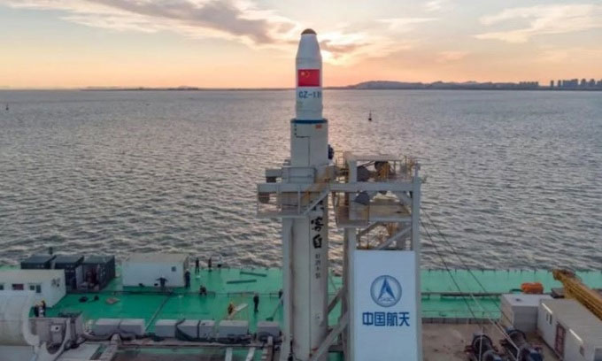 Trung Quốc xây tàu phóng tên lửa trên biển