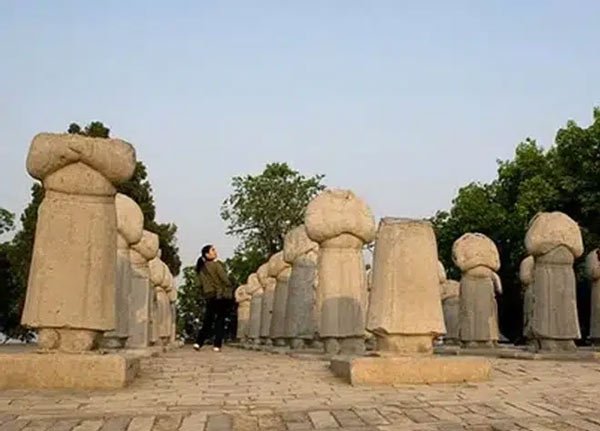 Trước lăng mộ Võ Tắc Thiên có 61 pho tượng đá đứng canh, tại sao tất cả những pho tượng này đều không có đầu?