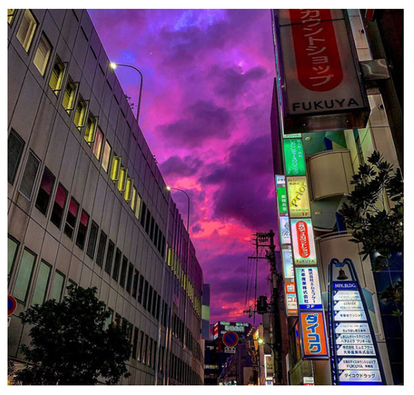 Trước siêu bão Hagibis đổ bộ, bầu trời Nhật Bản bất ngờ chuyển sang màu tím kì lạ