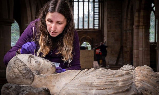Tượng cổ hàng trăm năm tuổi được giấu sau đại phong cầm ở nhà thờ Anh