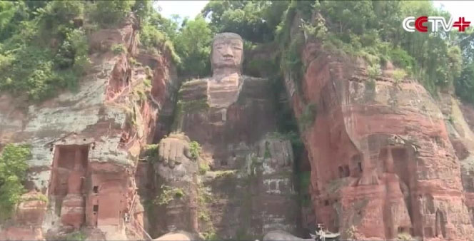 Tượng Phật đá lớn nhất thế giới lộ diện toàn bộ do mực nước sông xuống thấp