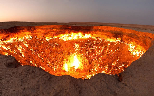 Turkmenistan muốn dập tắt Cổng địa ngục đã bốc cháy suốt 50 năm trên sa mạc!