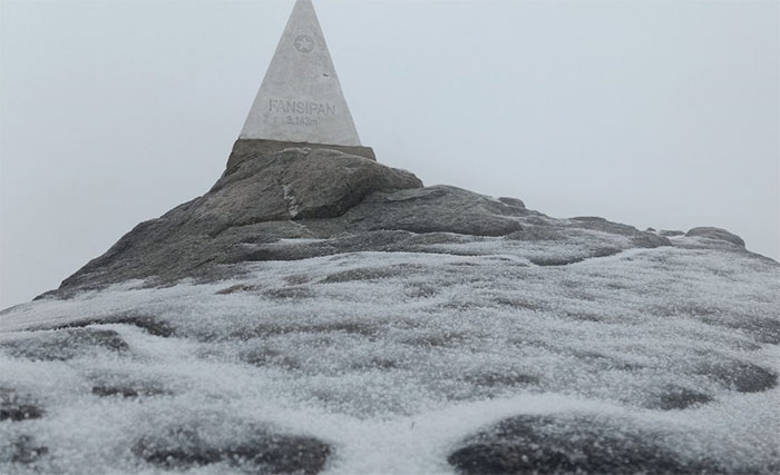 Tuyết bất ngờ rơi dày đặc trên đỉnh Fansipan