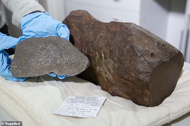 Úc: 4 năm cày cục phá khối đá không xong, đem cho mới biết là vật cực quý 4,6 tỷ năm tuổi
