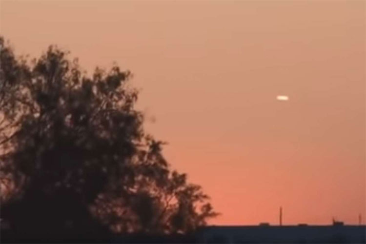 UFO hình điếu xì gà lơ lửng trên bầu trời Mỹ