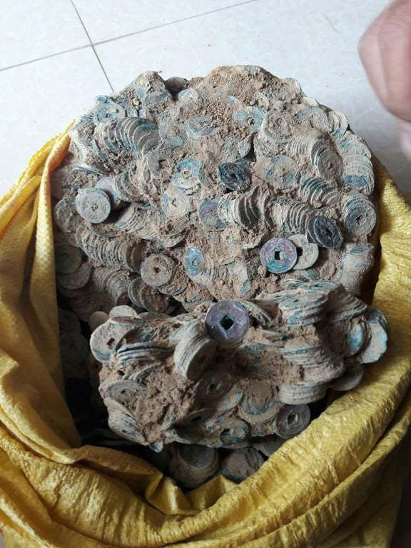 Ủi đất bên sông, phát hiện 27kg tiền cổ nghìn năm ở Quảng Trị