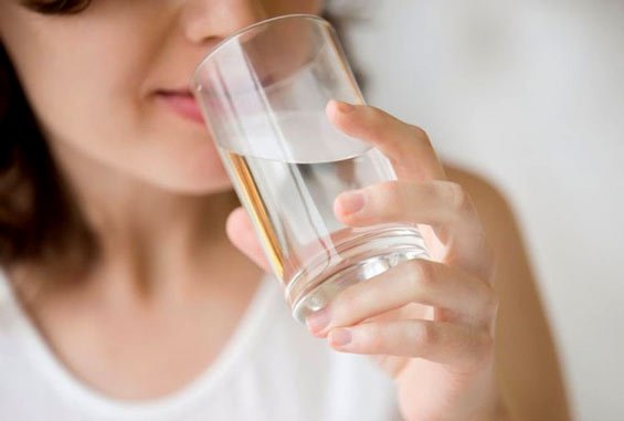 Uống nước ngay khi vừa ăn xong hay đợi 30 phút sau: Nhiều người đang có thói quen sai lầm