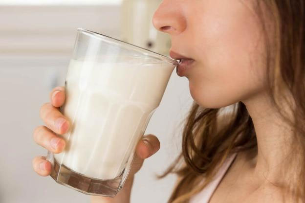Uống sữa có gây ra mụn không?