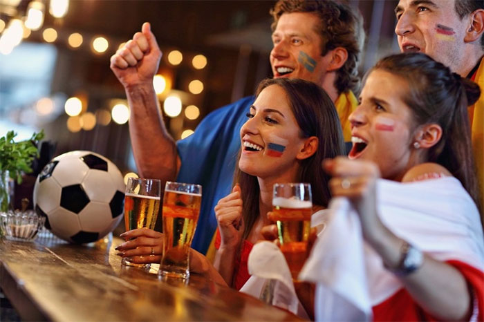 Văn hóa uống rượu bia, xem thể thao có từ bao giờ?