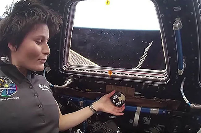 Vật thể bí ẩn bất ngờ xuất hiện sau lưng phi hành gia trên trạm ISS
