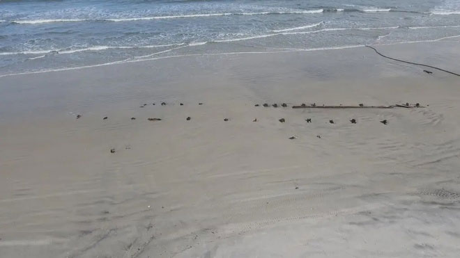 Vật thể bí ẩn xuất hiện tại bãi biển Florida