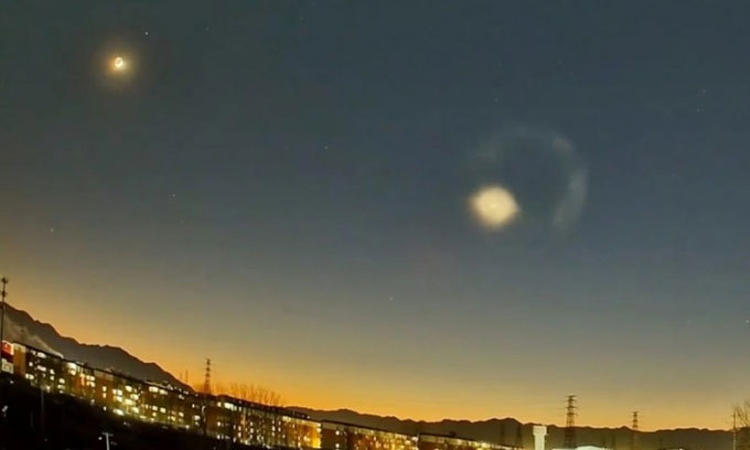 Vật thể giống UFO lao qua bầu trời Bắc Kinh