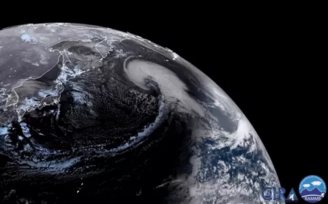 Vệ tinh bất ngờ quay được cảnh cơn bão khổng lồ đang hoành hành Thái Bình Dương