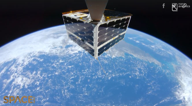 Vệ tinh bay trên Trái đất 550km quay video selfie
