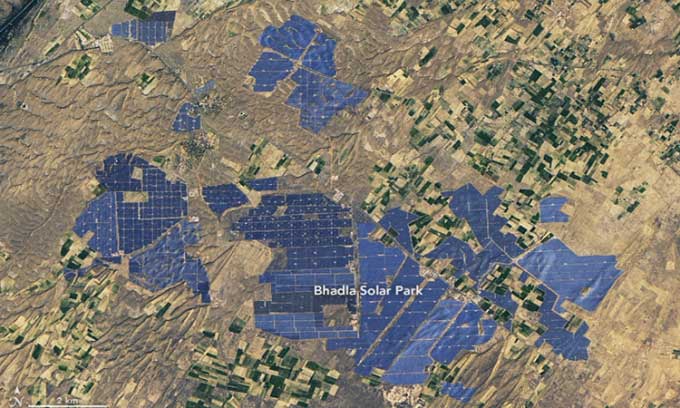 Vệ tinh Landsat 8 chụp ảnh hàng triệu pin mặt trời nhìn từ vũ trụ