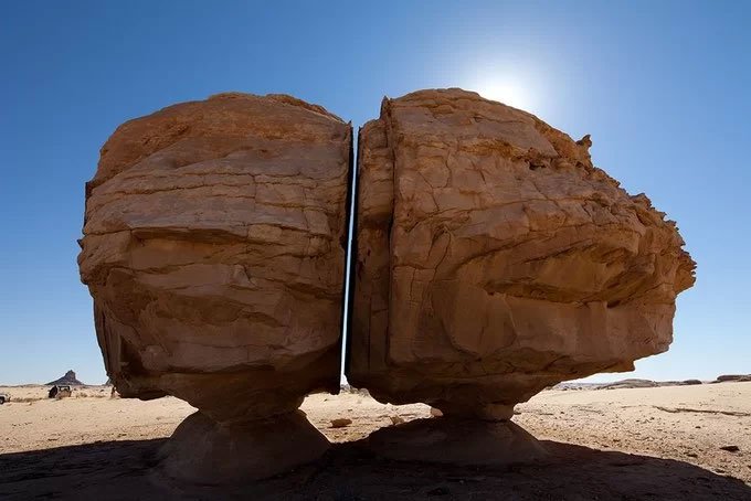 Vết cắt bí ẩn chia đôi khối đá hơn 10.000 tuổi ở Arab Saudi