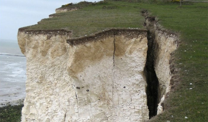 Vết nứt lớn bất ngờ xuất hiện trên vách đá Seven Sisters