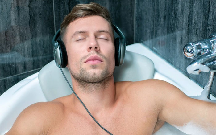 Vì sao bạn nên nghe nhạc trong khi tắm?