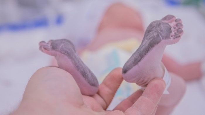 Vì sao bé sơ sinh lại được lấy dấu vân chân thay vì vân tay?