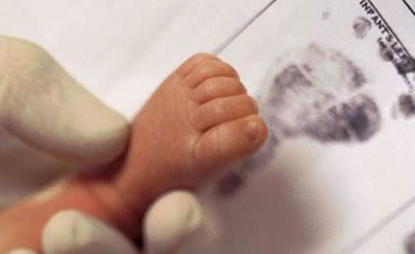 Vì sao bé sơ sinh lại được lấy dấu vân chân thay vì vân tay?