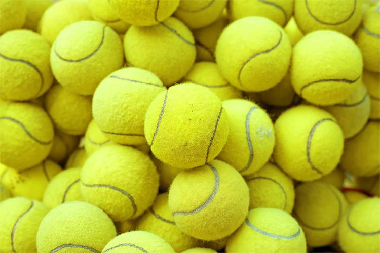 Vì sao bóng tennis có bề mặt xù lông màu vàng xanh?