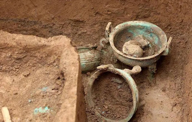 Vì sao các nhà khảo cổ tuyệt đối không chạm tay vào hai thứ “sặc sỡ” trong mộ cổ?