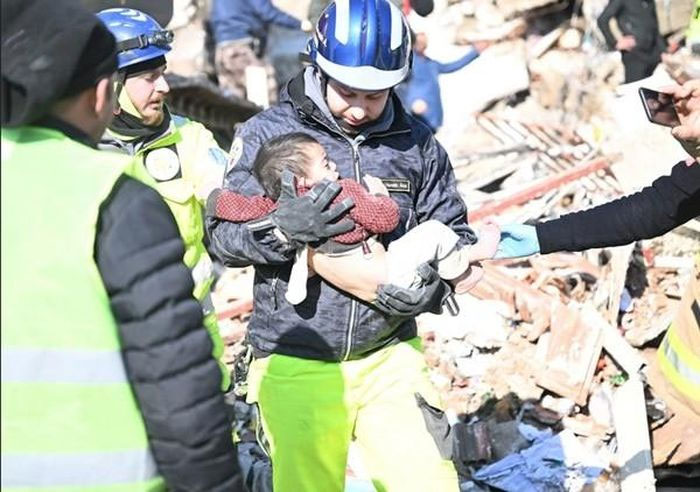 Vì sao có những em bé sống sót sau nhiều ngày dưới đống đổ nát do động đất ở Thổ Nhĩ Kỳ?