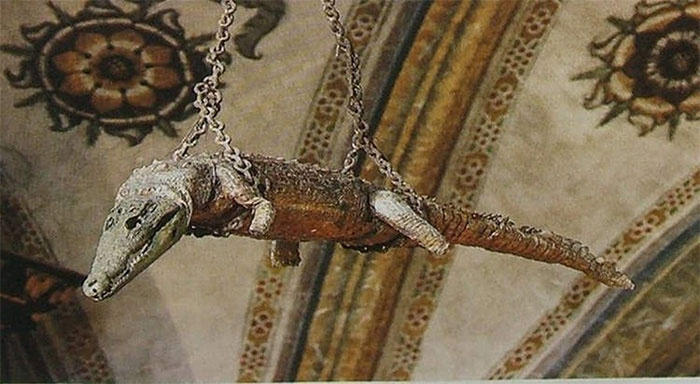 Vì sao con cá sấu bị xích, treo lủng lẳng trên trần nhà thờ suốt 500 năm?
