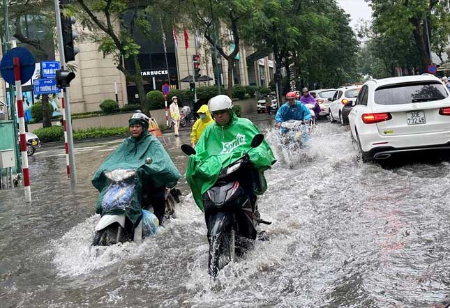 Vì sao cứ mưa rào hạ tầng thoát nước Hà Nội lại tê liệt?