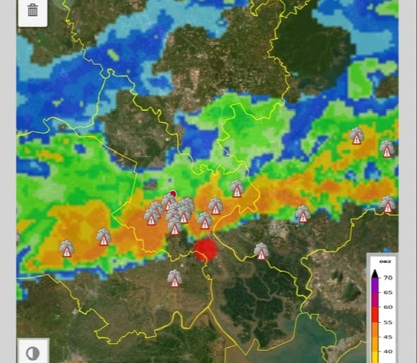 Vì sao đêm qua mưa to, sấm sét kinh hoàng ở TP.HCM?