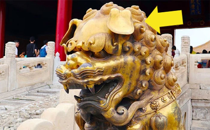 Vì sao đôi sư tử ở cung Càn Thanh trong Tử Cấm Thành lại... cụp tai?