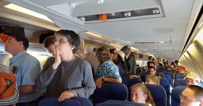 Vì sao hành khách không được xuống máy bay ngay sau khi hạ cánh?