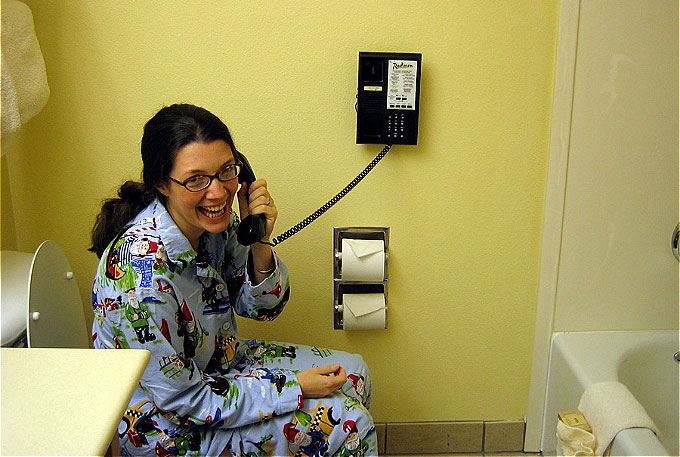 Vì sao khách sạn thường trang bị điện thoại trong nhà tắm?