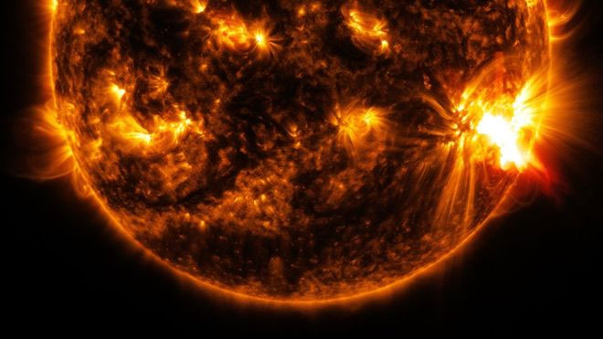 Vì sao Mặt Trời toả ra hơi nóng khủng khiếp nhưng không gian vũ trụ vẫn lạnh?