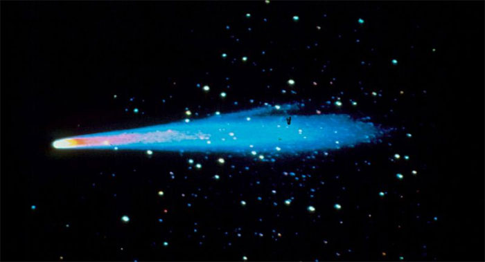 Vì sao một sao chổi lại có nhiều đuôi?
