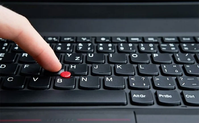 Vì sao một số laptop có nút màu đỏ giữa bàn phím?