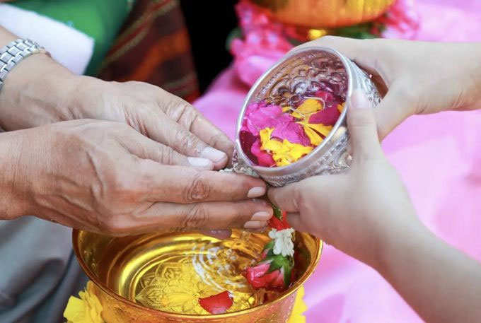 Vì sao người Thái té nước vào lễ Songkran?
